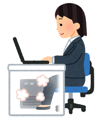 デスクの下にヒーターを置いて足元を暖めている人