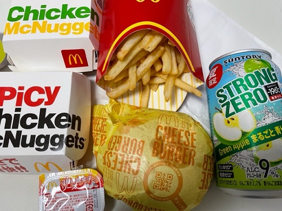 マックの豪遊メニュー(チーズバーガー、食べくらべポテナゲ大)