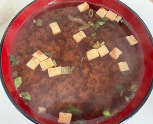 インスタント味噌汁「料亭の味 赤だし 12食」（とうふ味）の完成品